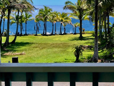 Het uitzicht vanaf de cottage op Big Island, Hawaii