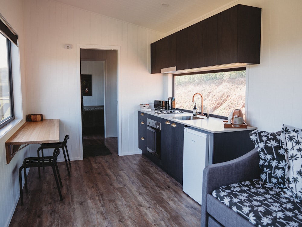 Kleine Küche in Tiny House in Queensland