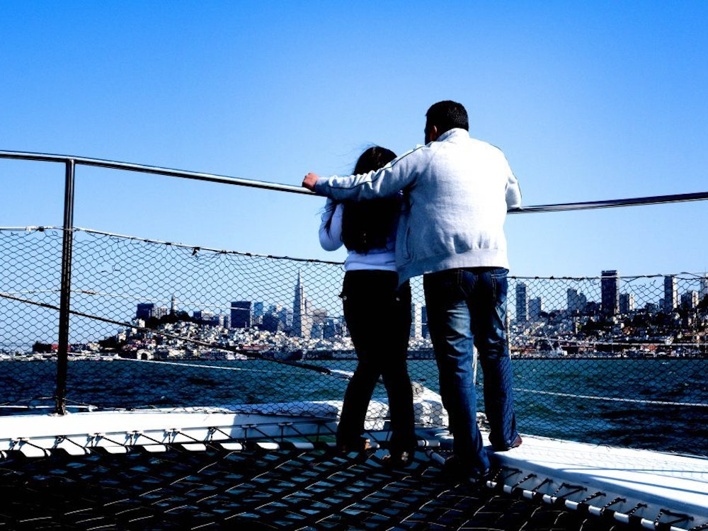 Dochter en vader kijken naar de skyline van San Francisco