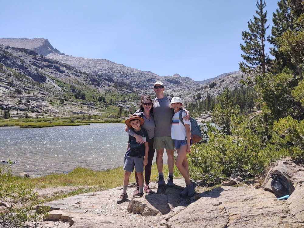 Familie poseert tijdens het wandelen in Yosemite National Park