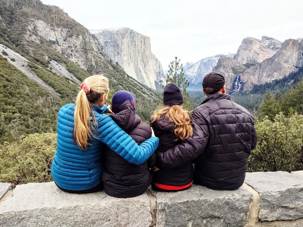 Familie kijkt uit over het berglandschap van Yosemite National Park
