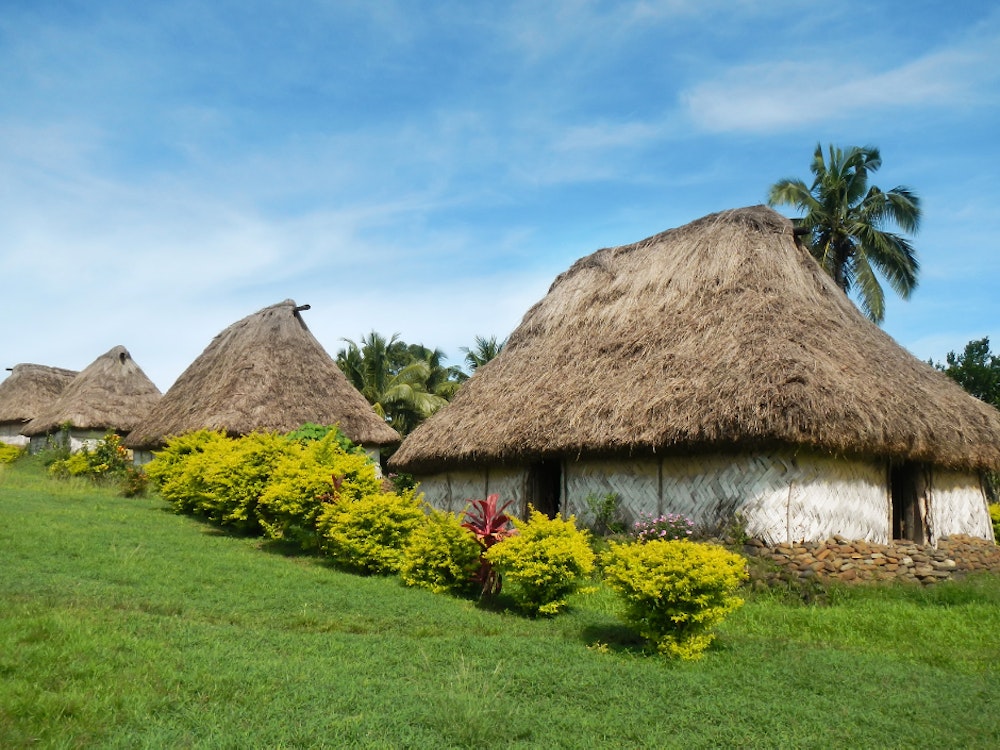 De traditionele huizen met rieten daken in Navala Village op Fiji