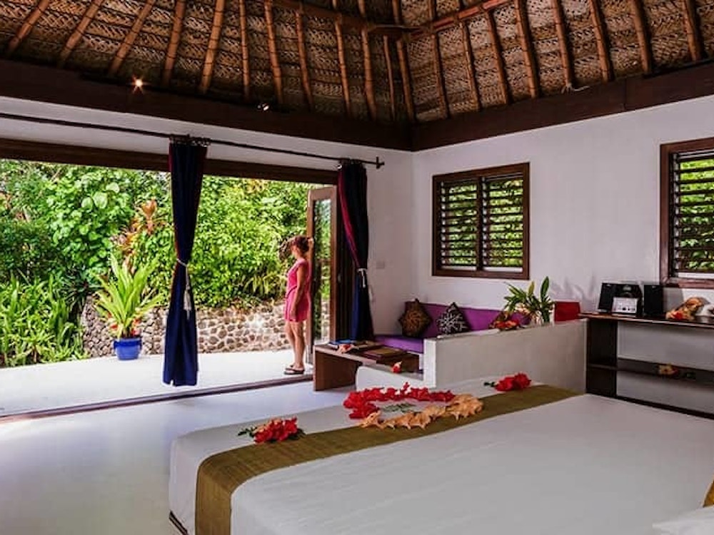 Een suite in een resort op Fiji met rieten dak en uitzicht over de natuur