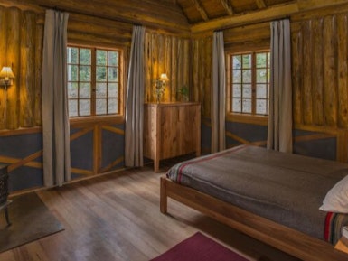 5727 USA Oregon wilderness lodge bedroom suite