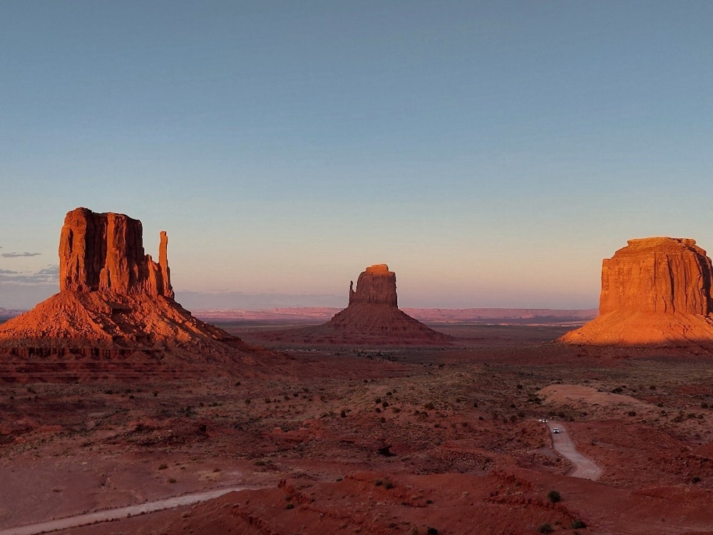 Wüste mit drei roten Felsen in den USA