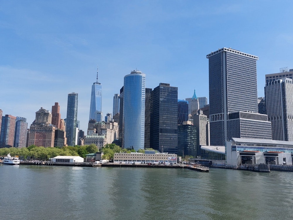 Skyline von Hochhäusern am Wasser in den USA