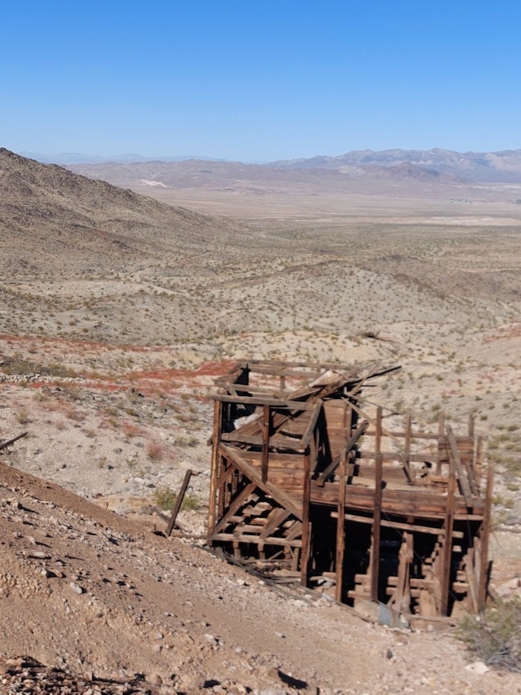 Alter Minen-Turm in Wüste der USA