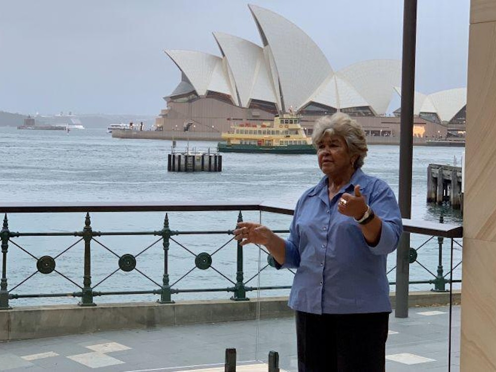 Ein Aboriginal Guide vor dem Sydney Opera House