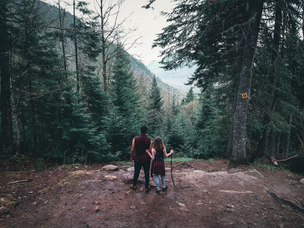 Man en een vrouw staan in een bos in Canada