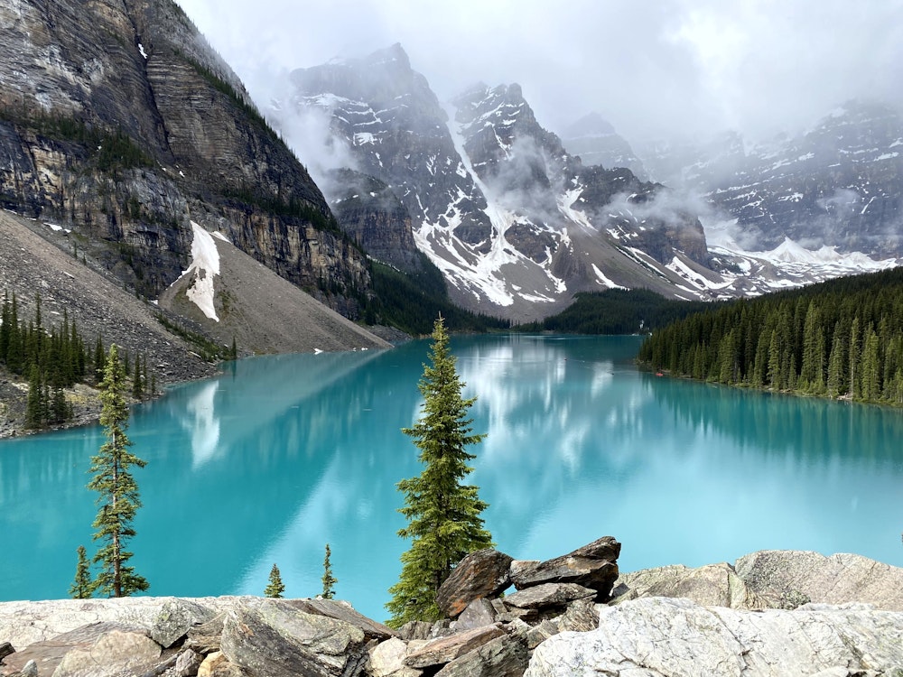 Türkiser See und Berge in Kanada