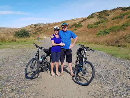Ron en Jeannet, klanten van TravelEssence, poseren tijdens een fietstocht