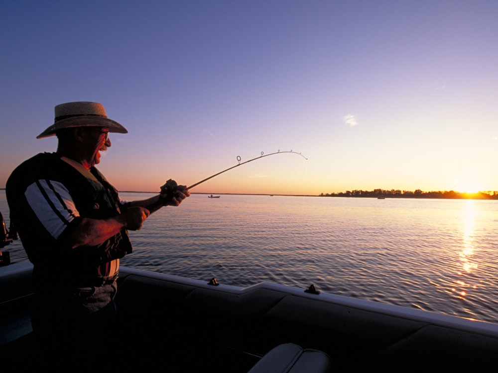 Mann beim Fischen Slaver Lake Alberta