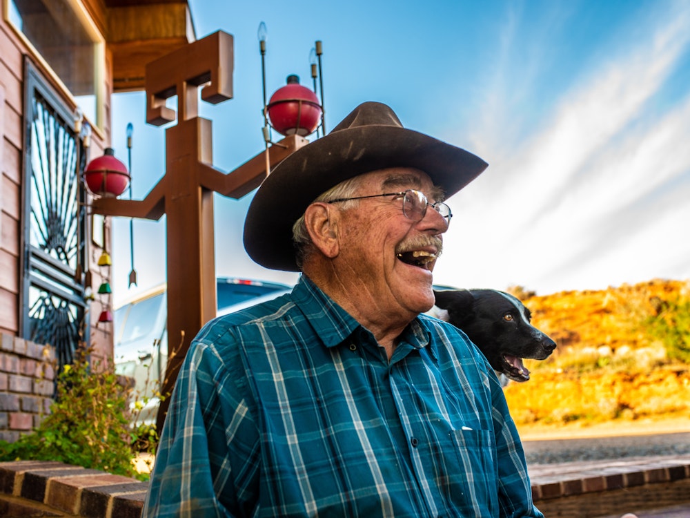Alter Cowboy mit Hund