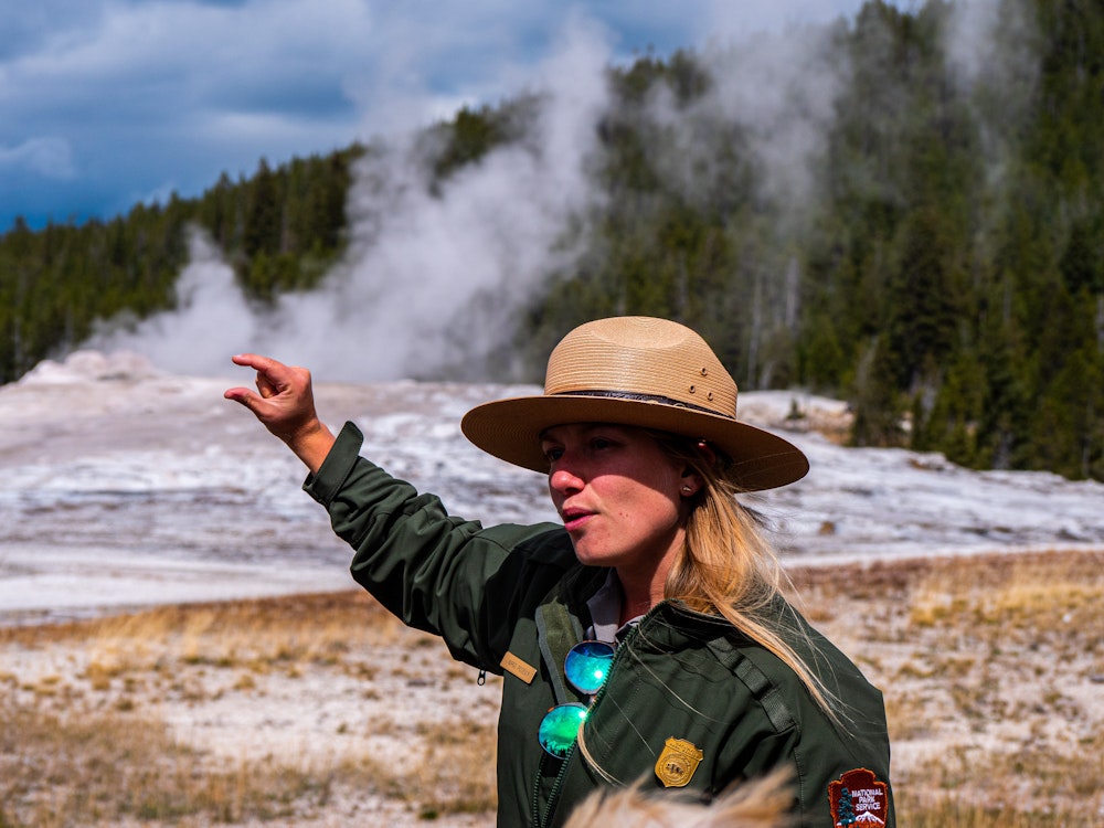 Weiblicher Park Ranger in Yellowstone