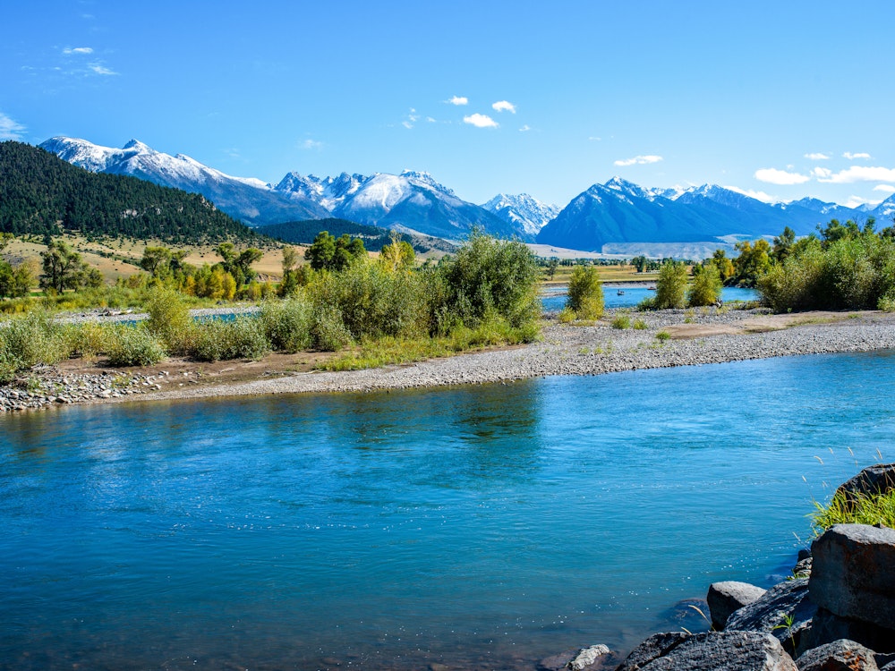 Flusslandschaft mit Bergpanorama in Yellowstone