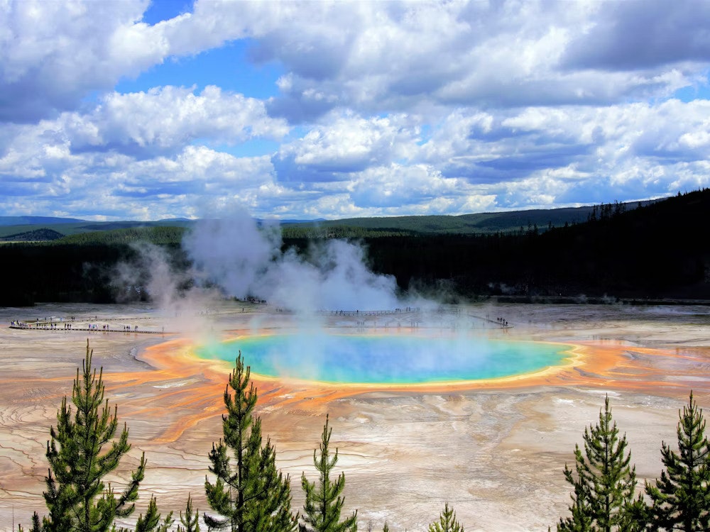 Buntes heißes Becken in Yellowstone
