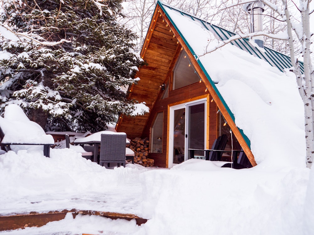 Amerikanische Blockhütte im Schnee