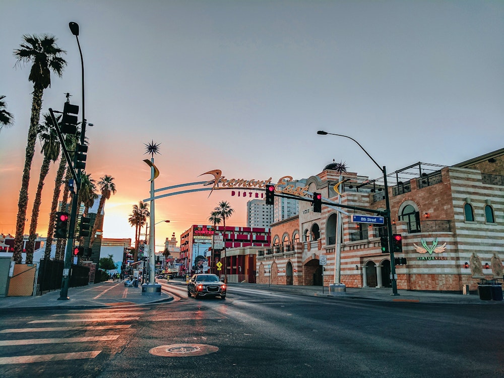 Sonnenuntergang im Fremont East District, Las Vegas | USA Reisen