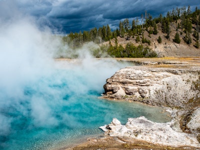 dampfende Thermalquelle im Yellowstone Nationalpark