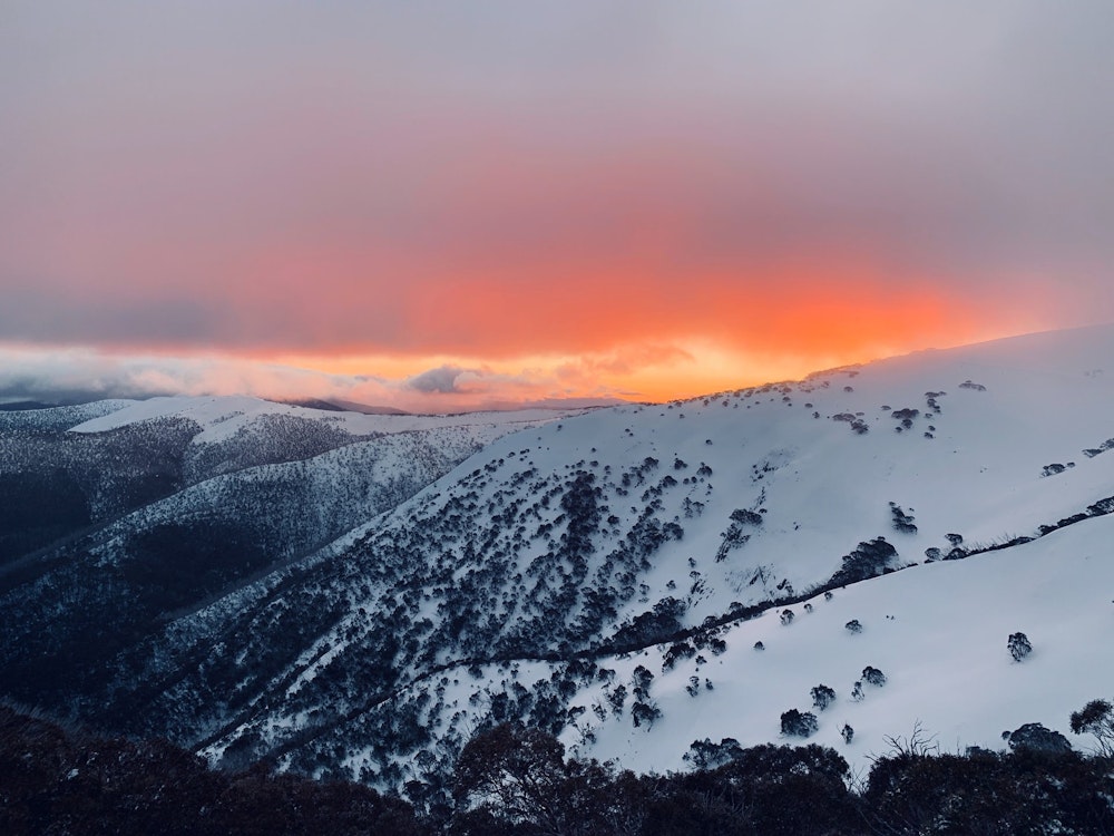 Schneebedeckte Berge der Hotham Ranges bei Sonnenuntergang in Australien