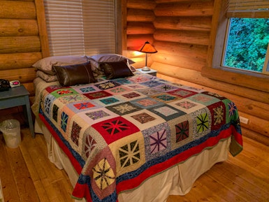 Een slaapkamer met een tweepersoonsbed