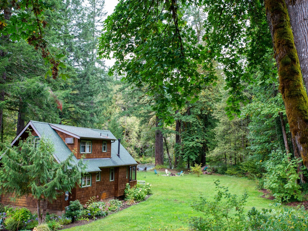 Een kleinschalige cabin in de bossen van de VS