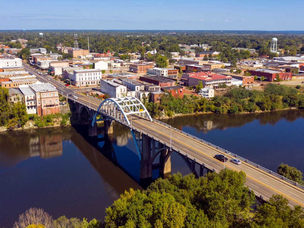 Luchtfoto van een brug die de stad Selma in leidt, Alabama