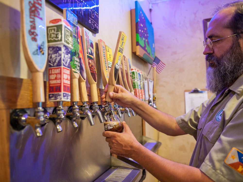 Man tapt een biertje uit de muur in een brouwerij in Hammond