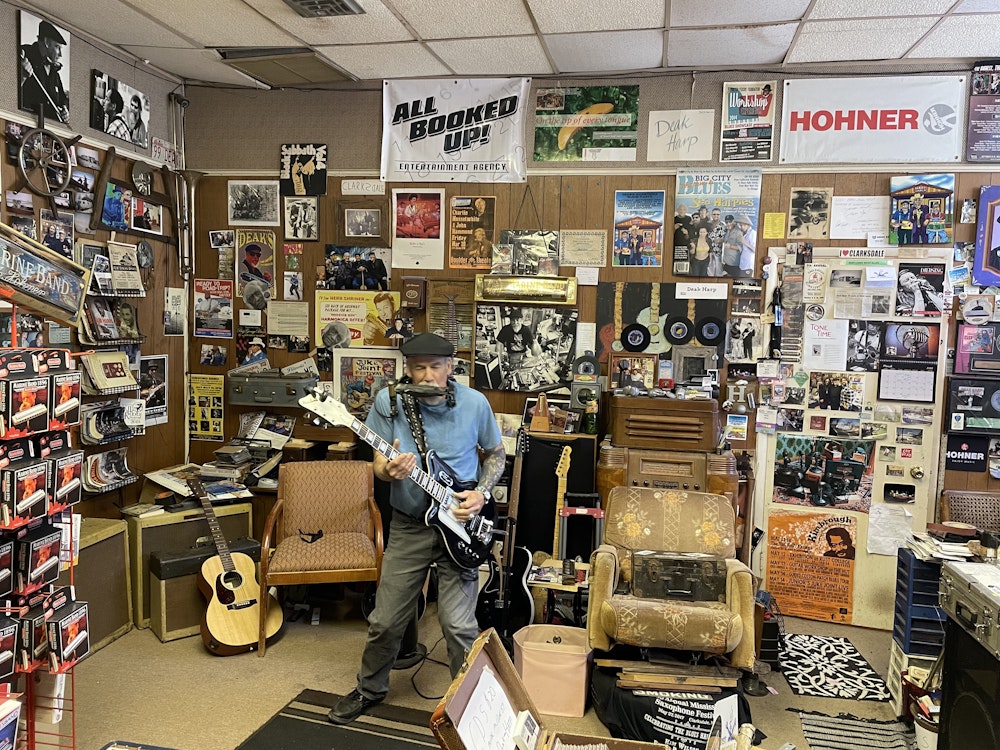 Een man speelt gitaar in een studio in Clarksdale