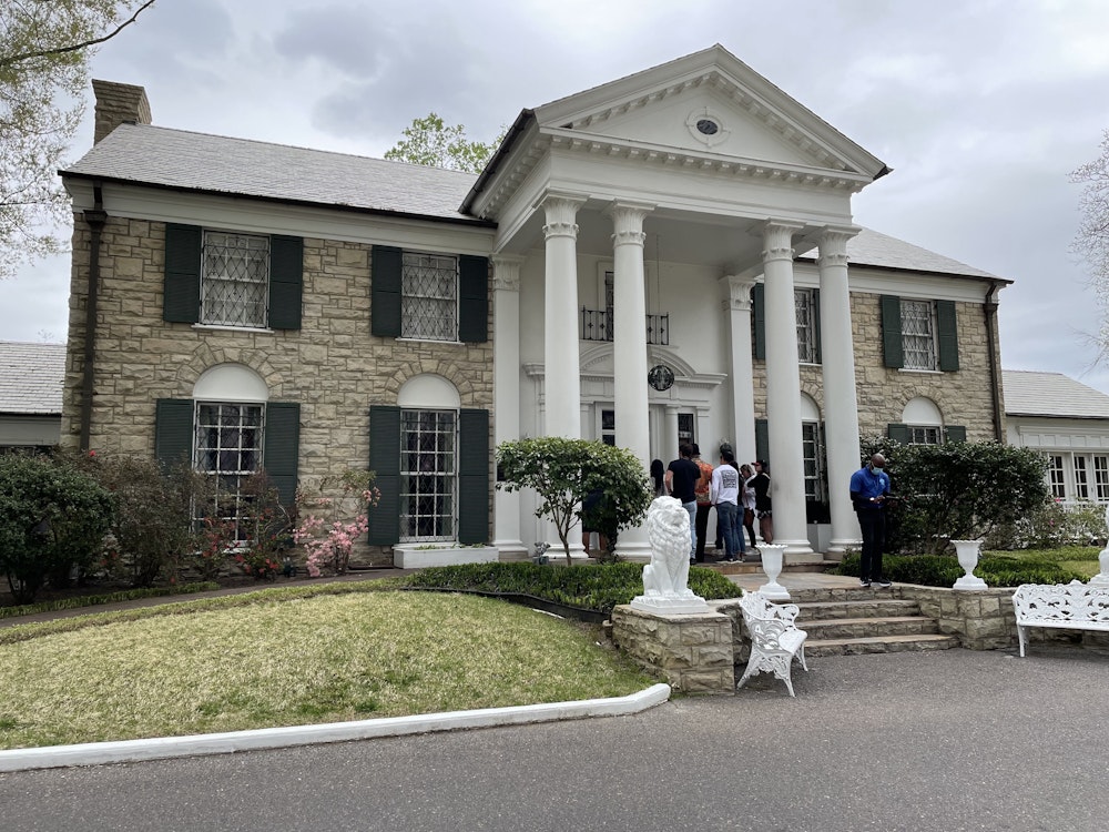 De buitenkant van Graceland Mansion in Memphis Tennessee