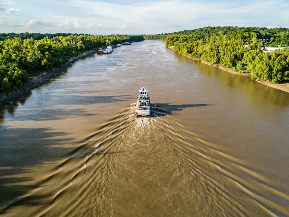 Een boot vaart op de Yazoo rivier