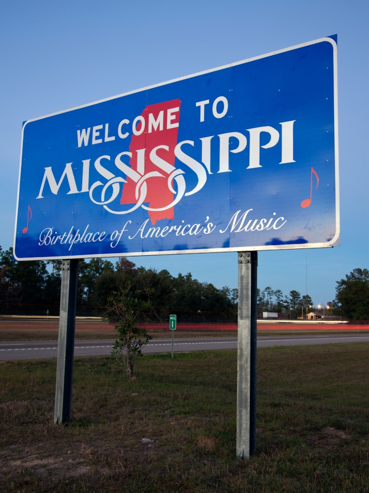 Welkom bord langs de weg voor de staat Mississippi