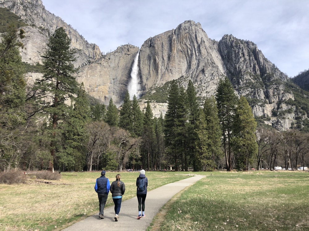 Vrienden lopen door het imposante Yosemite National Park