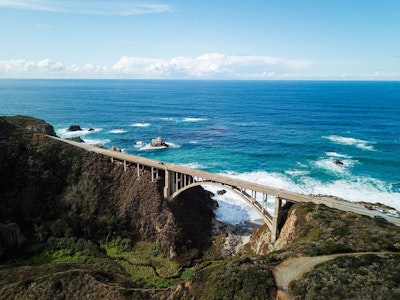 Blick auf die Straße des Küstenstreifens Big Sur, Kalifornien | USA Roadtrip