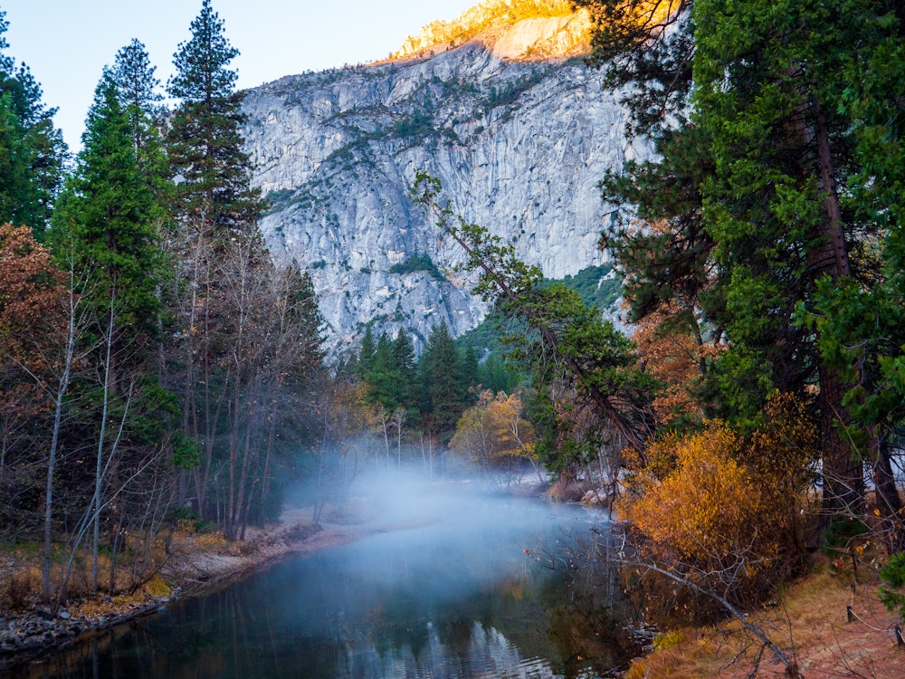 Herbstlandschaft mit Fluss Nadelbäumen und Felsen im Yosemite Nationalpark, Kalifornien