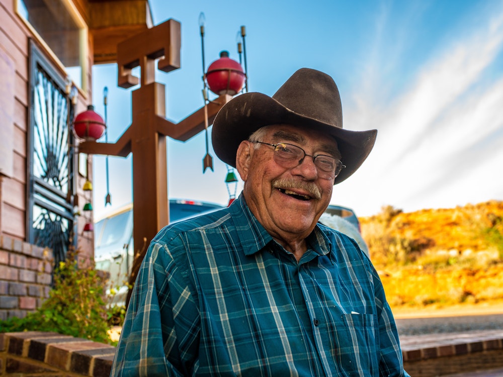 Een lokale host van een accommodatie in Wyoming kijkt in de camera