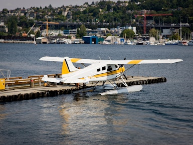 Watervliegtuig staat op het water aan een pier in Seattle