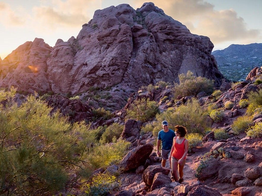 Zwei Personen wandern in Felslandschaften bei Tucson