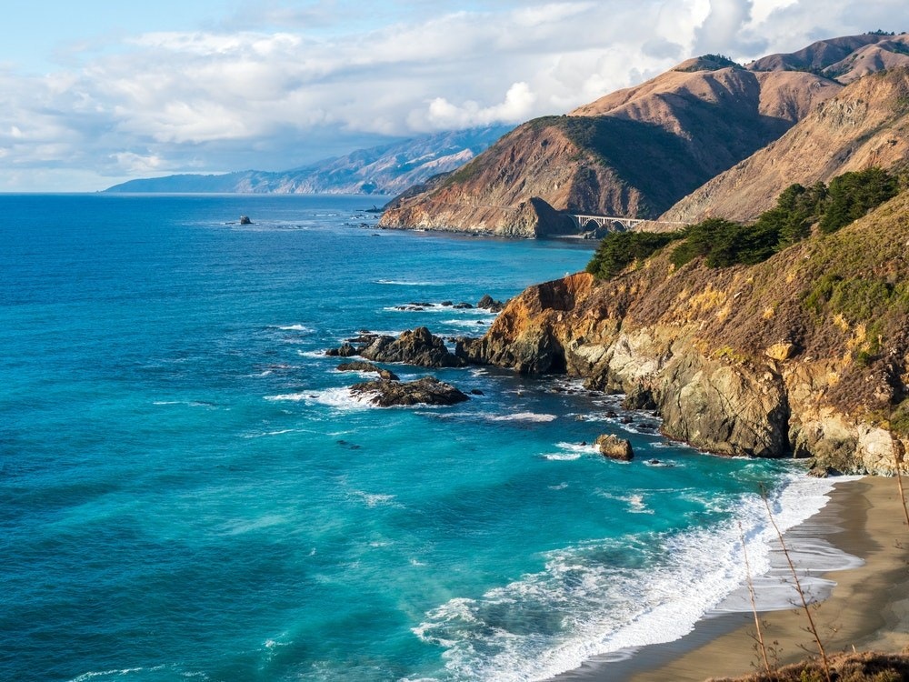 Klippen und Pazifischer Ozean in Big Sur Kalifornien