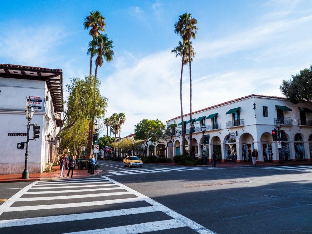 Straße mit Palmen in Santa Barbara Kalifornien