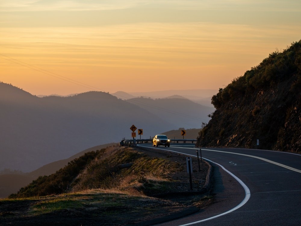 Highway an Klippen bei Sonnenuntergang in Kalifornien