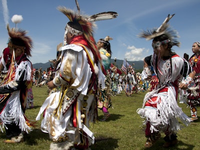 First Nations dansen in traditionele kleding in Vancouver Canada