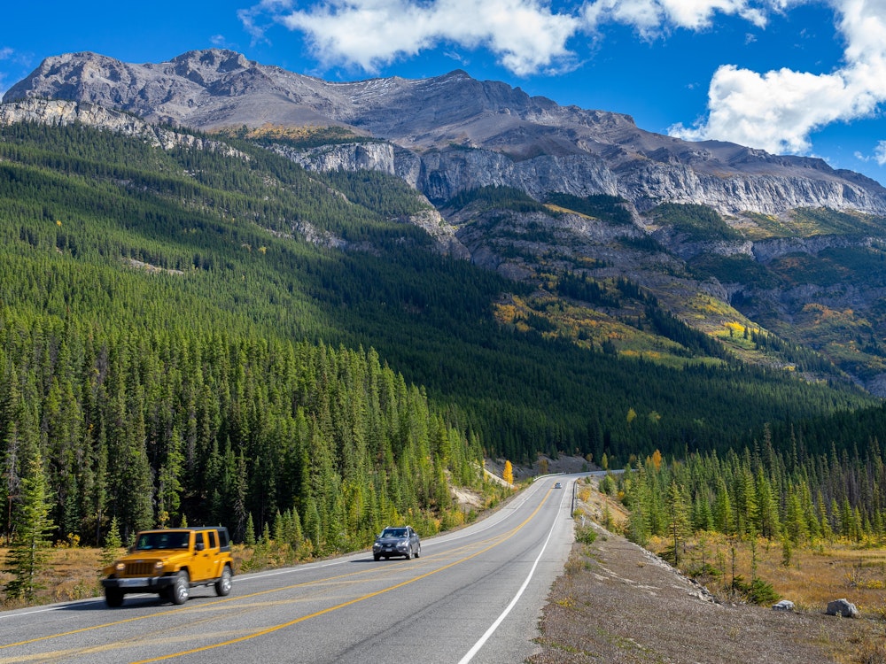 Straße in Kanada mit großen Bergen im Hintergrund