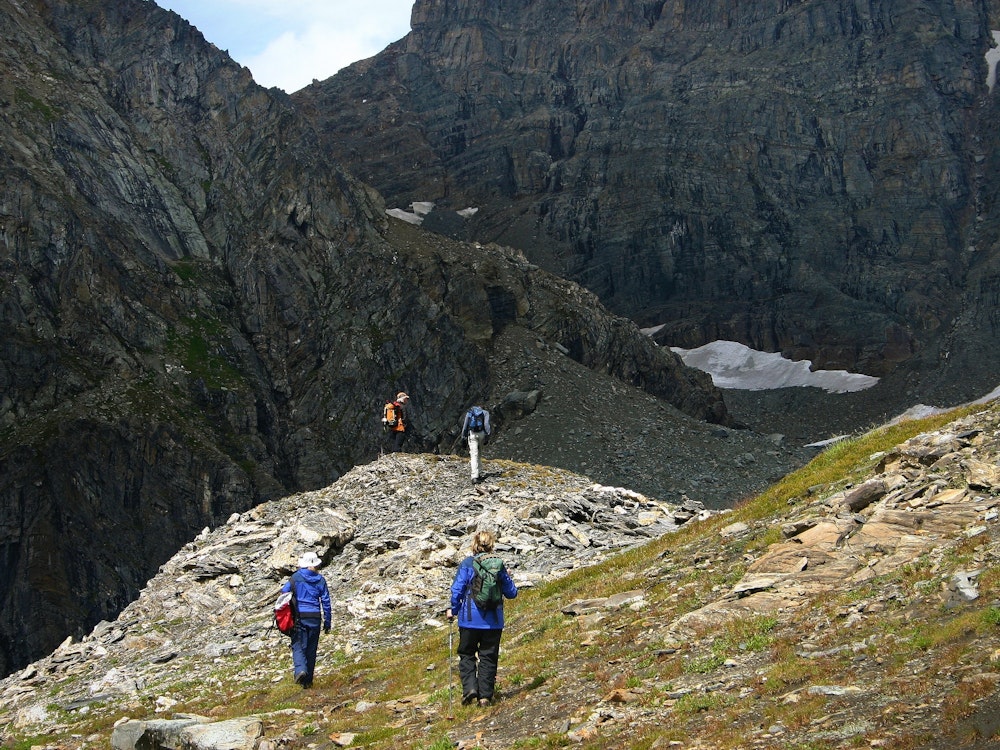 Vrienden hiken door de prachtige bergen in British Columbia