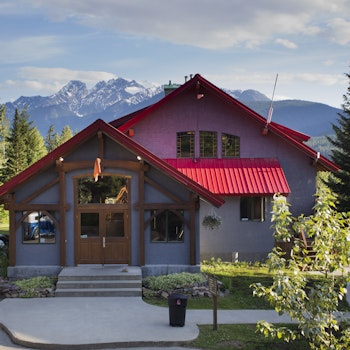 Vorderansicht der Lodge mit Bergkulisse im Hintergrund