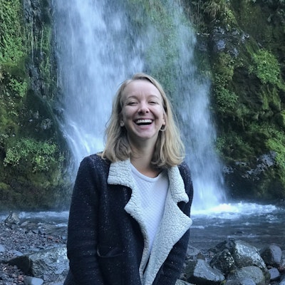 Reisexpert Ilona vanuit Australië met op de achtergrond een waterval