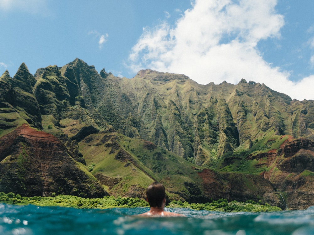 Napali Coast mit Schwimmer auf Kauai Island, Hawaii