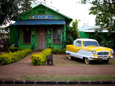 Kleiner historischer Laden mit altem Auto auf Lanai