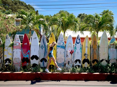 Aufgereihte Surfboards auf der Hawaii Insel Maui