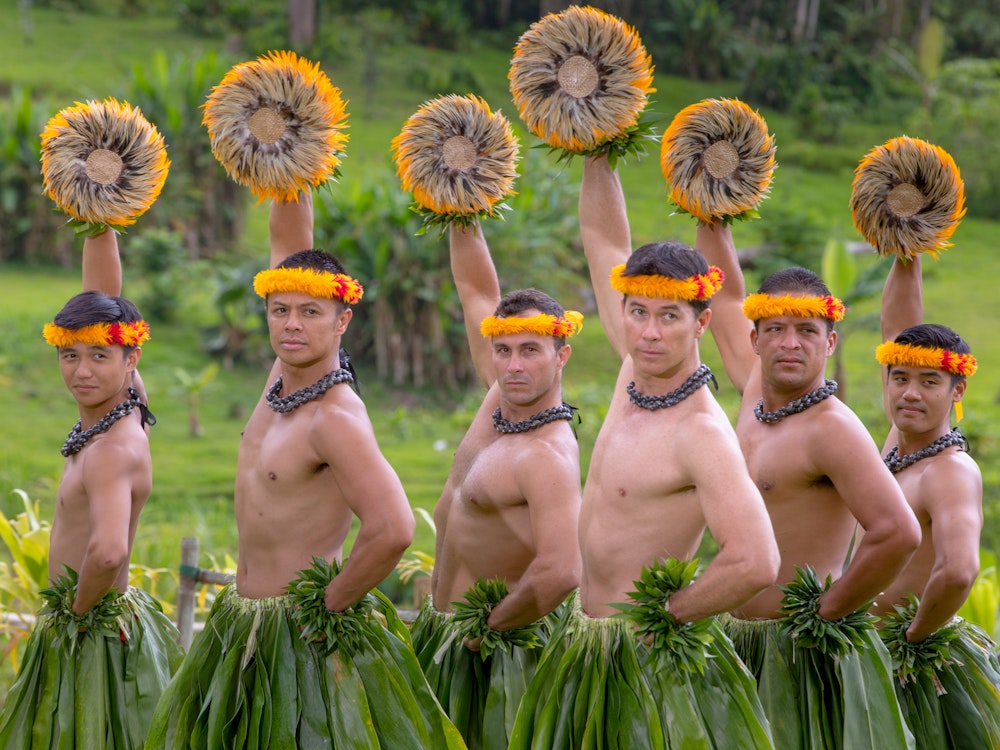 Männer tanzen Hula auf Oahu